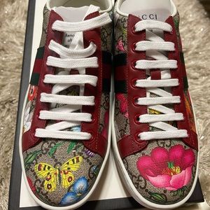 Brand New gucci Shoes never been used.No receipt.with box and dust bags.